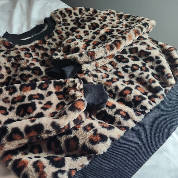 Fuzzy leopard pullover - Picture 5 of 5